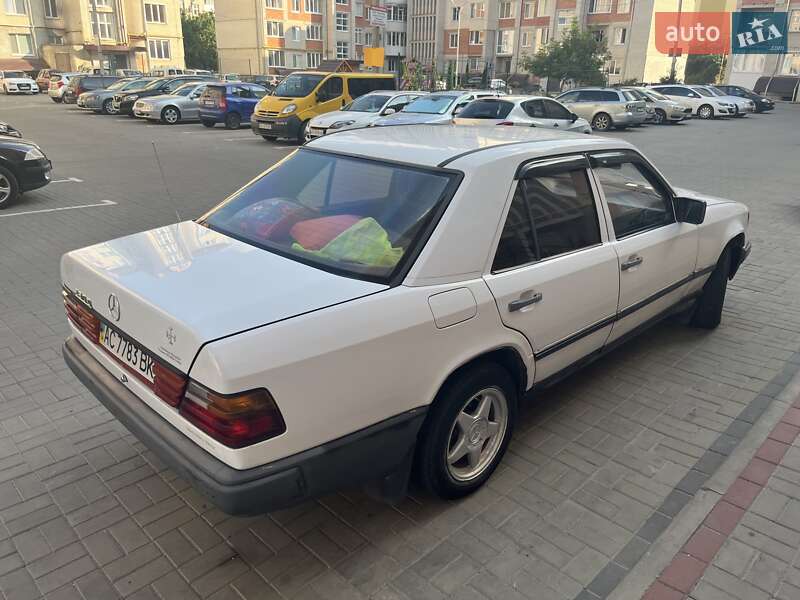 Седан Mercedes-Benz E-Class 1986 в Луцке