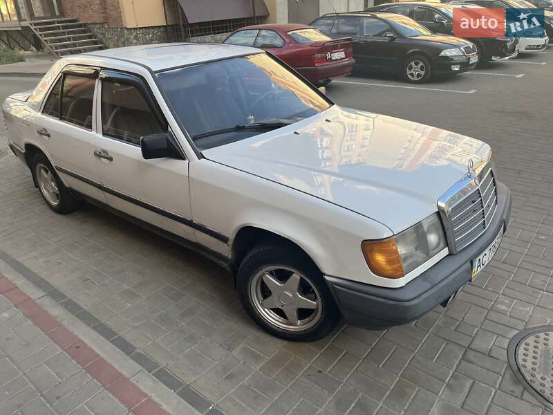 Седан Mercedes-Benz E-Class 1986 в Луцке