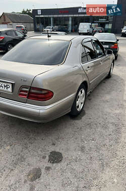 Седан Mercedes-Benz E-Class 2000 в Радехове