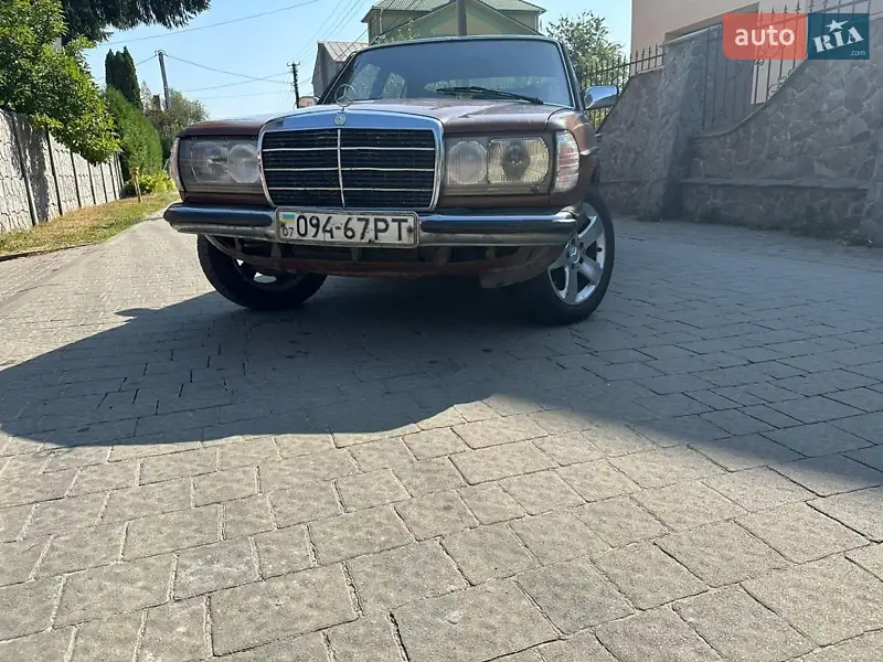Седан Mercedes-Benz E-Class 1985 в 