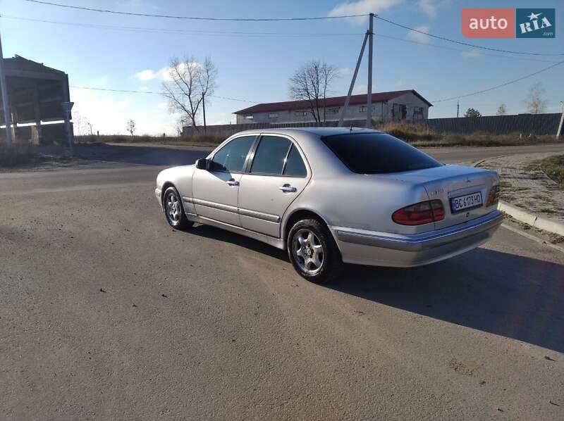 Седан Mercedes-Benz E-Class 2000 в Сарнах