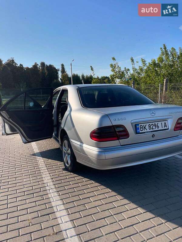 Седан Mercedes-Benz E-Class 2000 в Дубно