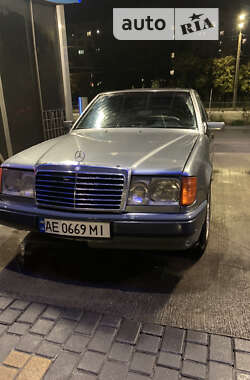 Седан Mercedes-Benz E-Class 1993 в Днепре