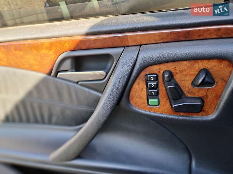 Седан Mercedes-Benz E-Class 2001 в Виннице