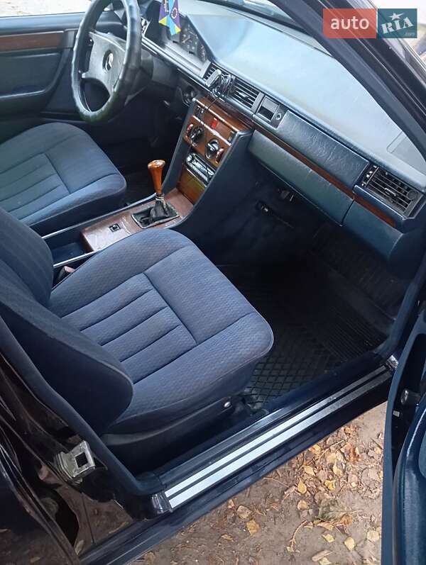 Седан Mercedes-Benz E-Class 1993 в Львове