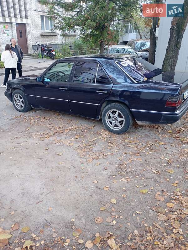 Седан Mercedes-Benz E-Class 1993 в Львове
