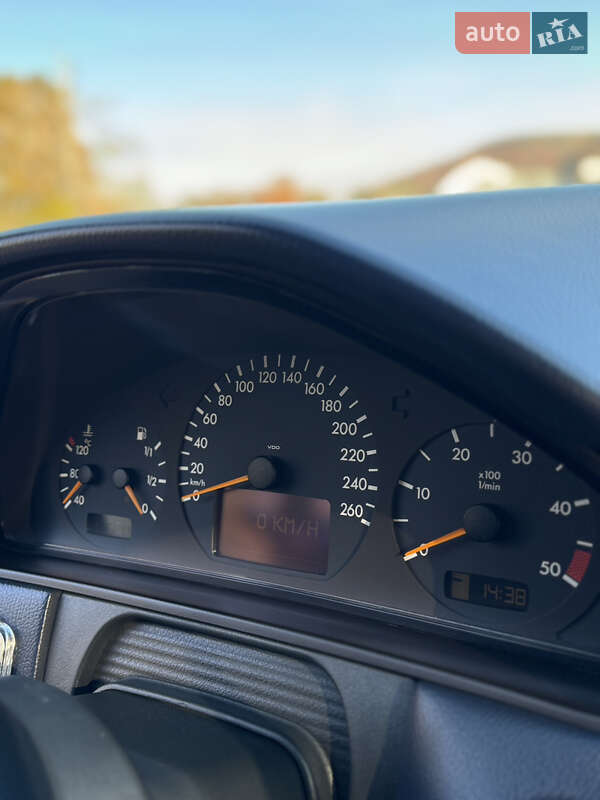 Седан Mercedes-Benz E-Class 2002 в Чернівцях