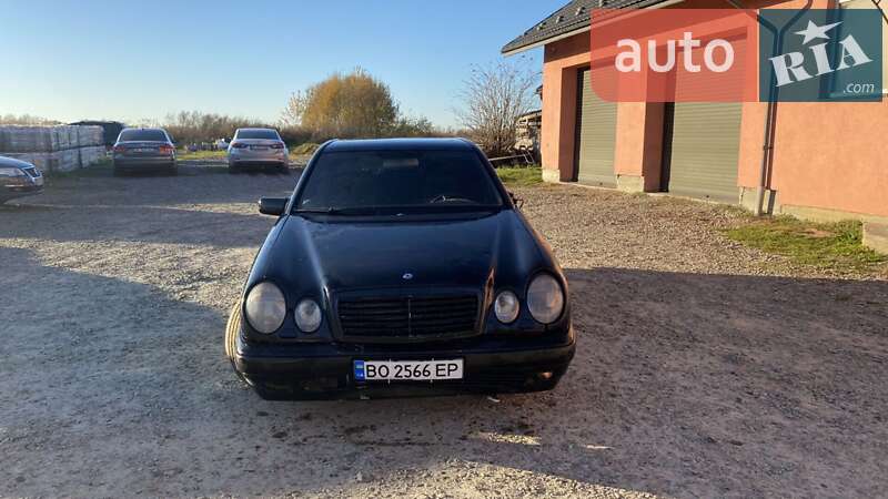 Седан Mercedes-Benz E-Class 1999 в Комарному