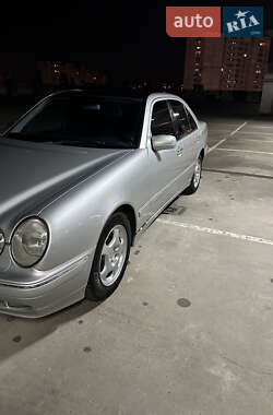 Седан Mercedes-Benz E-Class 2000 в Києві