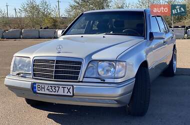 Седан Mercedes-Benz E-Class 1987 в 
