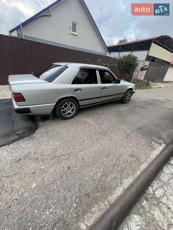 Седан Mercedes-Benz E-Class 1988 в 