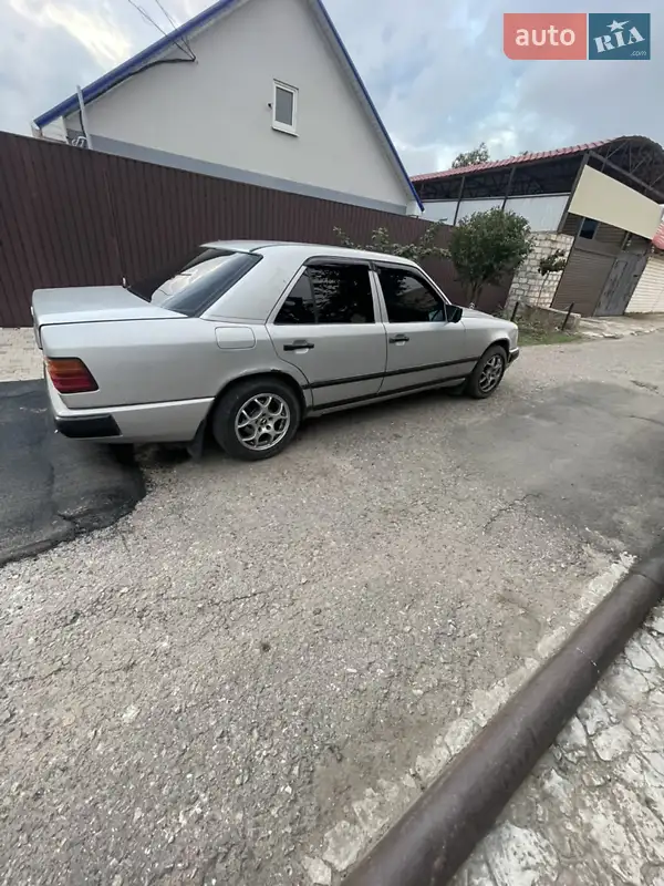 Седан Mercedes-Benz E-Class 1988 в 