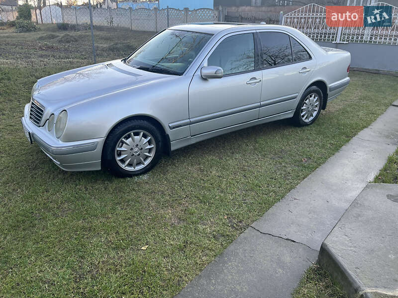 Седан Mercedes-Benz E-Class 1999 в Новоселиці