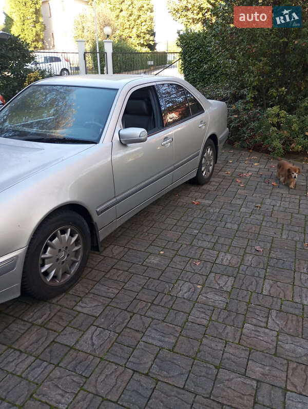 Седан Mercedes-Benz E-Class 1999 в Новоселиці
