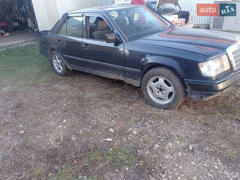 Седан Mercedes-Benz E-Class 1988 в Черновцах