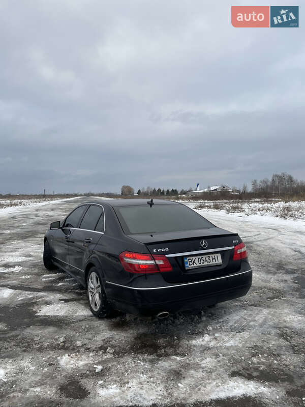 Седан Mercedes-Benz E-Class 2011 в Березному