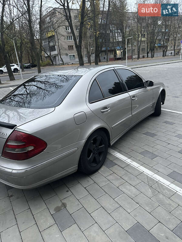 Седан Mercedes-Benz E-Class 2004 в Дніпрі