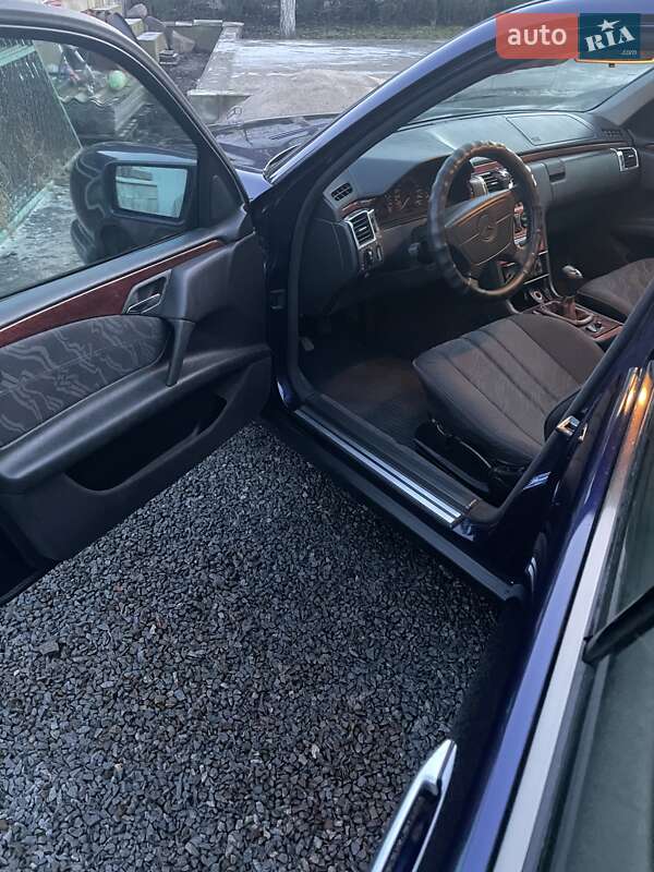Седан Mercedes-Benz E-Class 1998 в Ровно