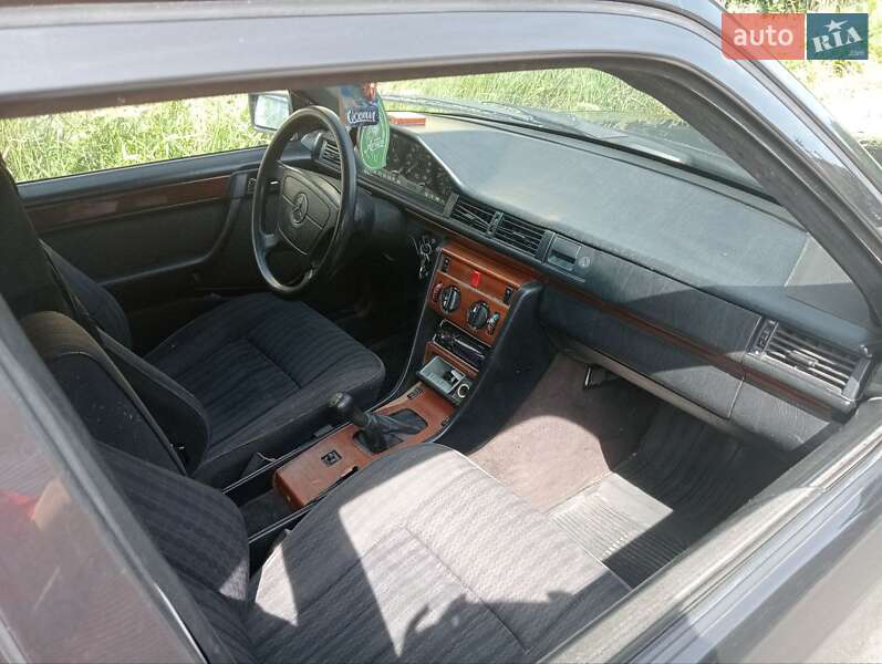 Седан Mercedes-Benz E-Class 1988 в Львове
