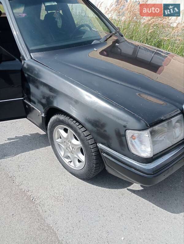 Седан Mercedes-Benz E-Class 1988 в Львове