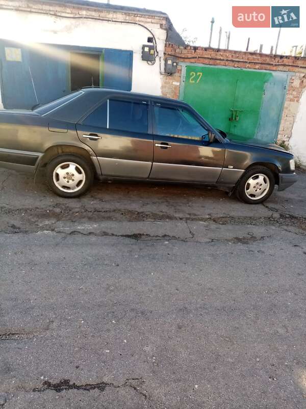 Седан Mercedes-Benz E-Class 1995 в Ровно