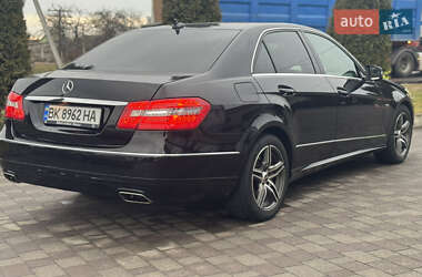 Седан Mercedes-Benz E-Class 2011 в Сарнах