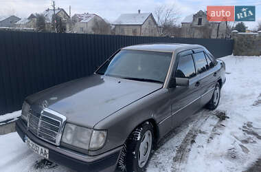 Седан Mercedes-Benz E-Class 1986 в Львове