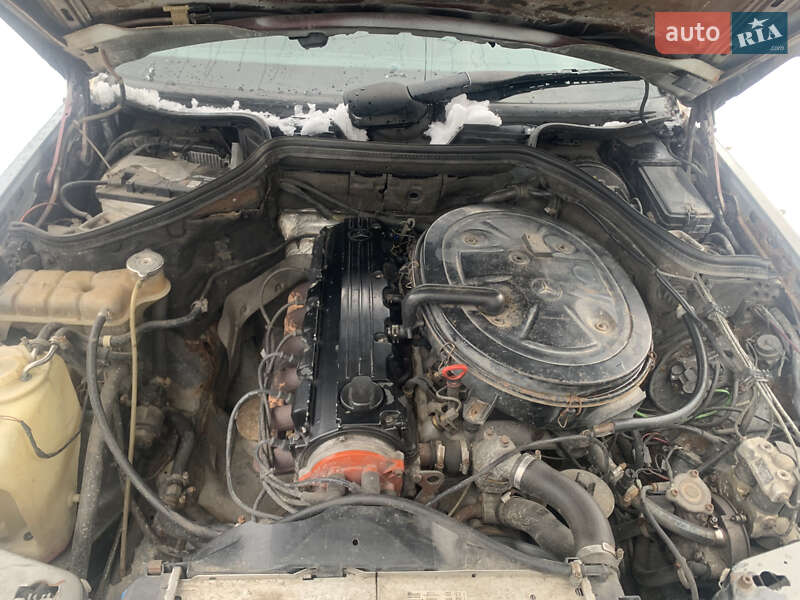 Седан Mercedes-Benz E-Class 1986 в Львові