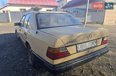 Седан Mercedes-Benz E-Class 1985 в Чернівцях