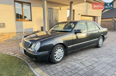 Седан Mercedes-Benz E-Class 2000 в Дубні