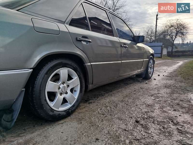 Седан Mercedes-Benz E-Class 1990 в Клевани фото 5 Седан Mercedes-Benz E-Class 1990 в Клевани