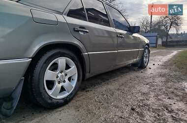 Седан Mercedes-Benz E-Class 1990 в 