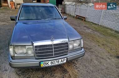 Седан Mercedes-Benz E-Class 1990 в Клевані