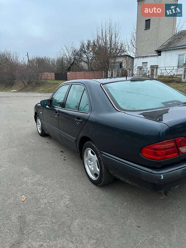 Седан Mercedes-Benz E-Class 1999 в Обухове