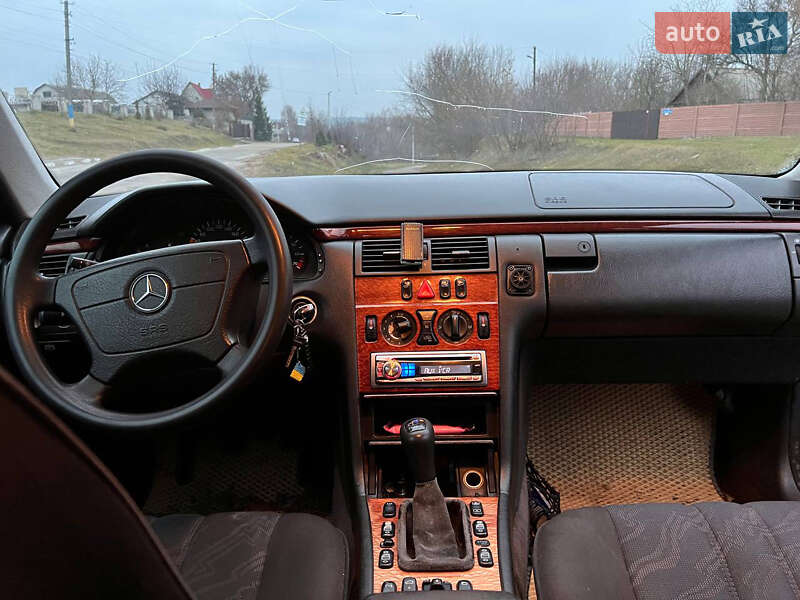 Седан Mercedes-Benz E-Class 1999 в Обухове
