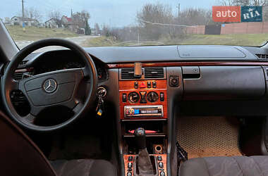 Седан Mercedes-Benz E-Class 1999 в Обухові