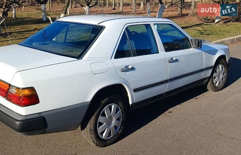 Седан Mercedes-Benz E-Class 1988 в Ровно