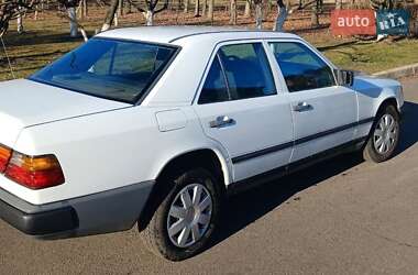 Седан Mercedes-Benz E-Class 1988 в 
