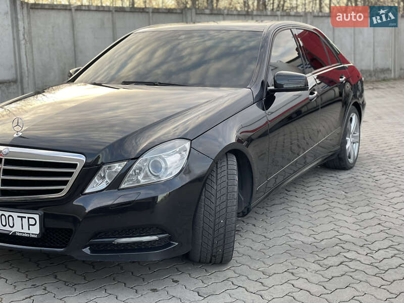 Седан Mercedes-Benz E-Class 2012 в Сарнах