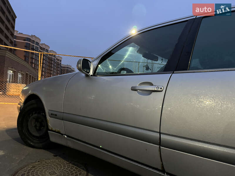 Седан Mercedes-Benz E-Class 2001 в Софіївській Борщагівці