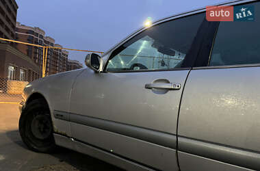 Седан Mercedes-Benz E-Class 2001 в 