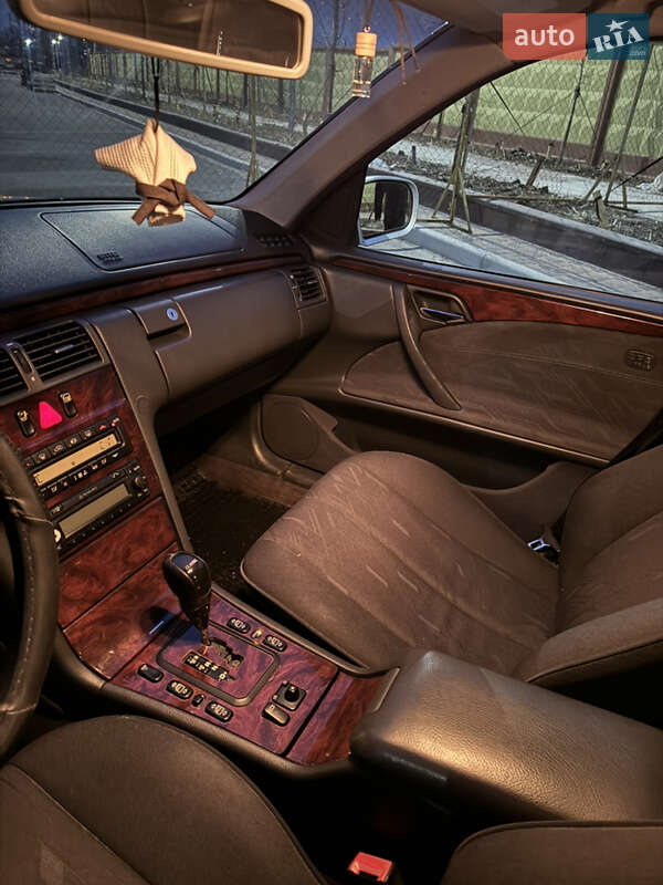 Седан Mercedes-Benz E-Class 2001 в Софіївській Борщагівці