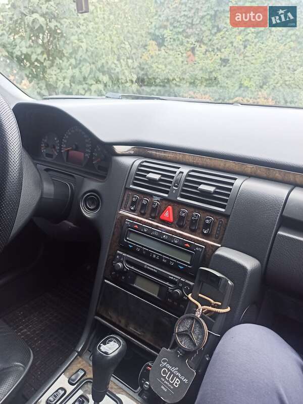 Седан Mercedes-Benz E-Class 2000 в 