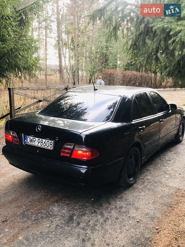 Седан Mercedes-Benz E-Class 2001 в Владимирце