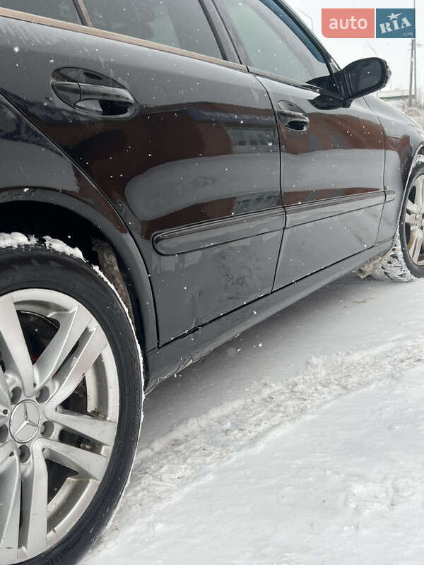 Седан Mercedes-Benz E-Class 2004 в Дубровиці