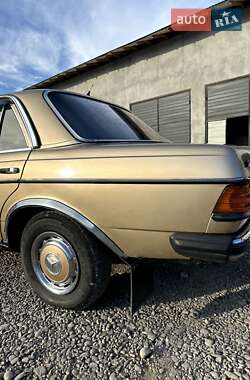Седан Mercedes-Benz E-Class 1985 в 
