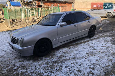 Седан Mercedes-Benz E-Class 2001 в Хирові