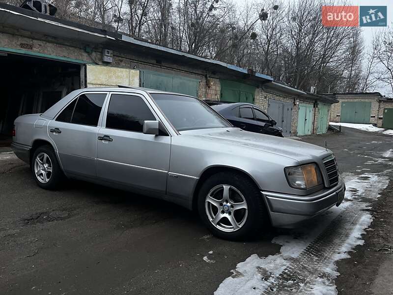 Седан Mercedes-Benz E-Class 1995 в Києві