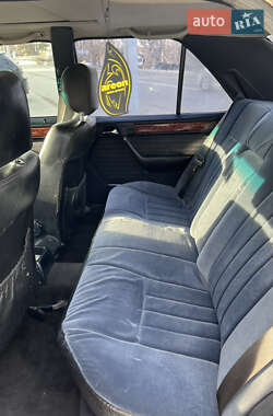 Седан Mercedes-Benz E-Class 1990 в 