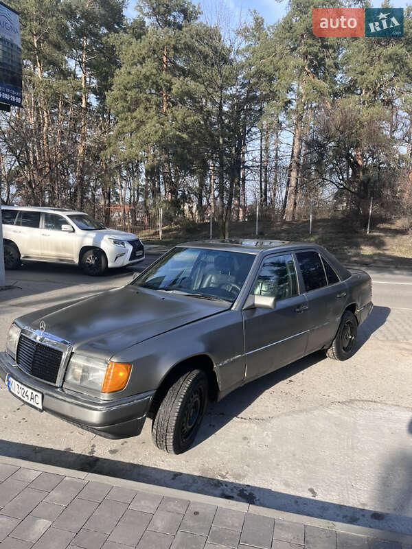 Седан Mercedes-Benz E-Class 1990 в 